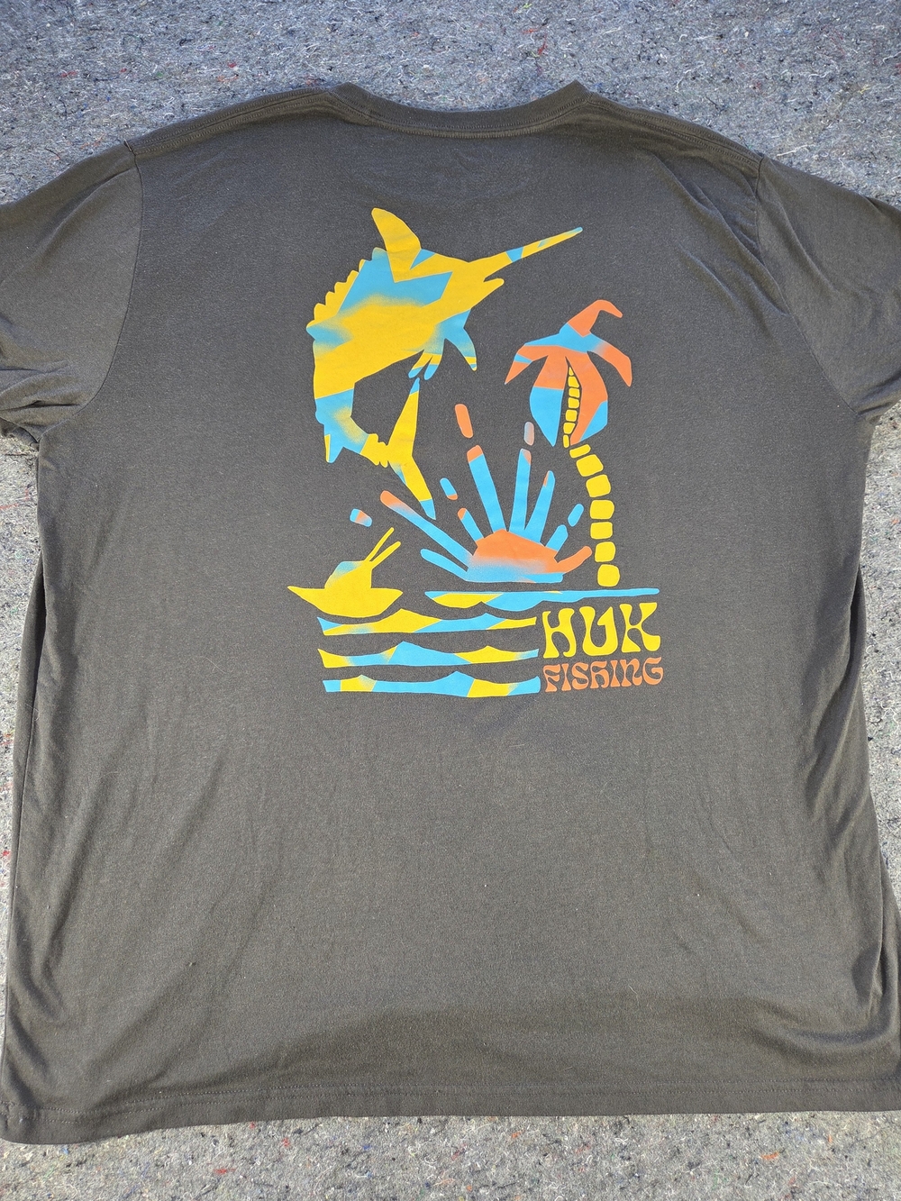 HUK Men’s XL Marlin Fishing Graphic Tee Charcoal